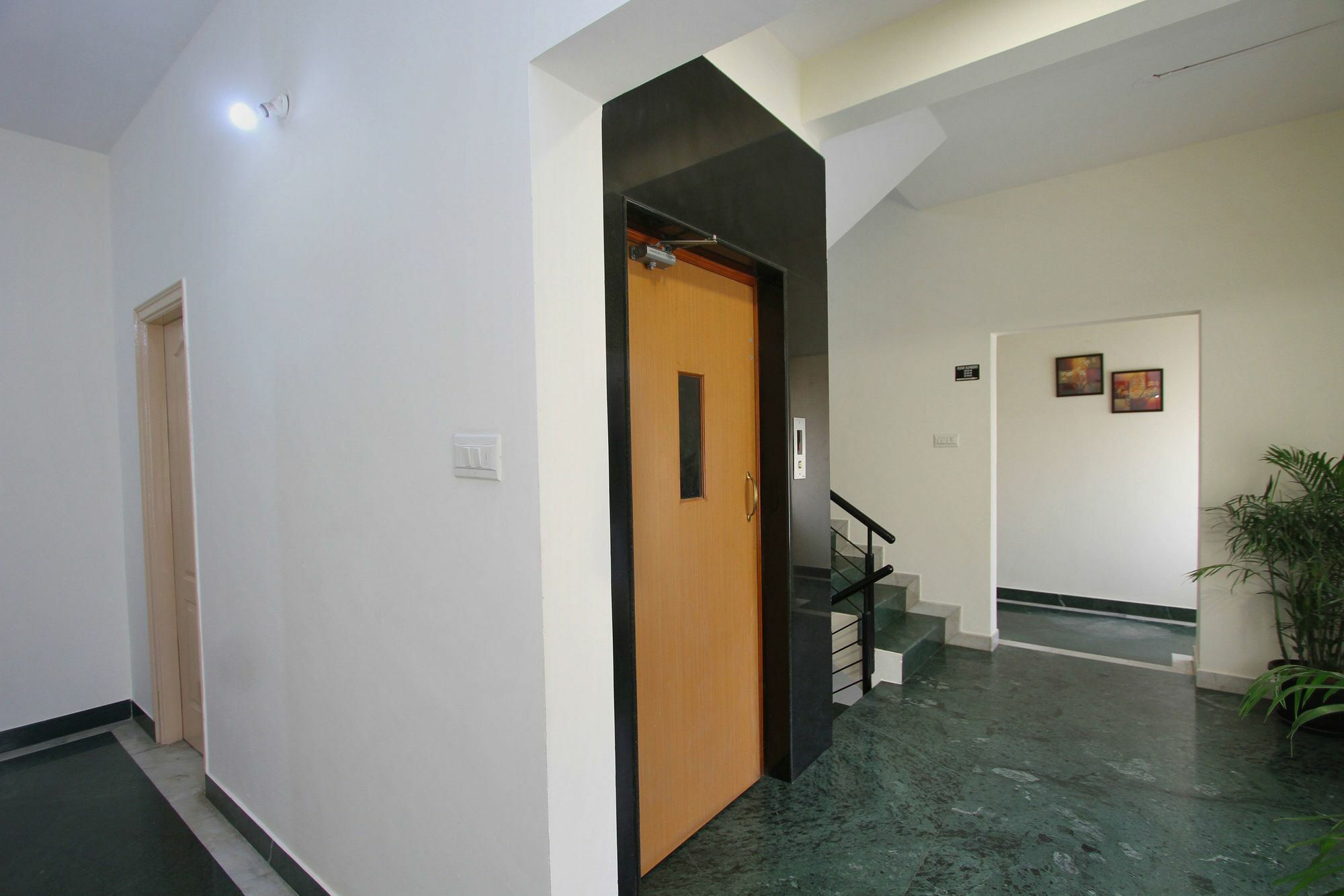 Capital O 5379 The Roy Grand Inns Bengaluru Kültér fotó